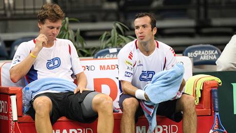 NA TRÉNINKU. Ped semifinále Davisová poháru se Srbskem. Tomá Berdch (vlevo) a Radek tpánek.