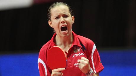 eská stolní tenistka Iveta Vacenovská se raduje v zápase s Maarkou Georgií Potaovou na ME v Ostrav. 