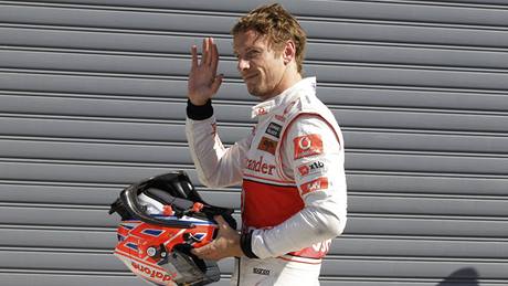 Druhý mu kvalifikace na Velkou cenu Itálie Jenson Button ze stáje McLaren zdraví diváky.