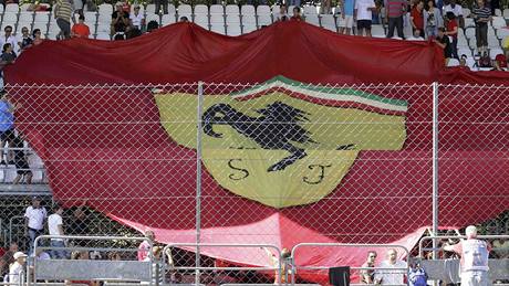 Fanouci rozvinuli vlajku Ferrari pi kvalifikaci na Velkou cenu Itálie.