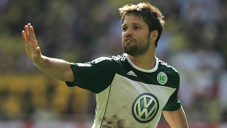 VYPERE TO? Fotbalista Wolfsburgu Diego odchází v zápase proti Borussii Dortmund stídat se pinavým dresem a chránii v ruce. 