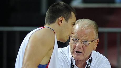 DLEJ TO TAKHLE! Srbský kou Duan Ivkovi udílí rady Ivanu Paumiovi v zápase o tetí místo na svtovém ampionátu basketbalist.