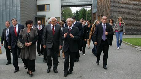 Prezident Klaus dostal pi návtv závodu na výrobu lyí Sporten netradiní dar - lye a bky s potiskem vlastní hlavy