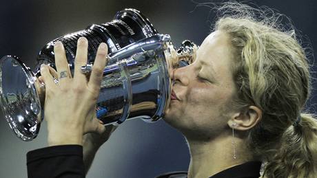 Kim Clijstersová s trofejí pro ampionku US Open 2010