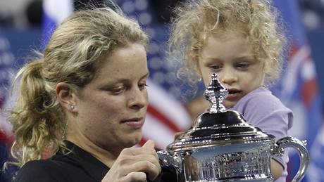 Kim Clijstersová s dcerou Jadou a s trofejí pro ampionku US Open 2010