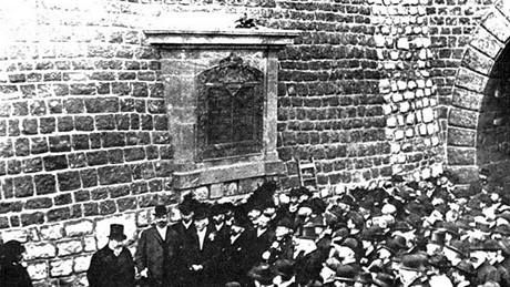 Odhalení pamětní desky při ústí tunelu u Pěčína. Odhalení pamětní desky při ústí tunelu u Pěčína.