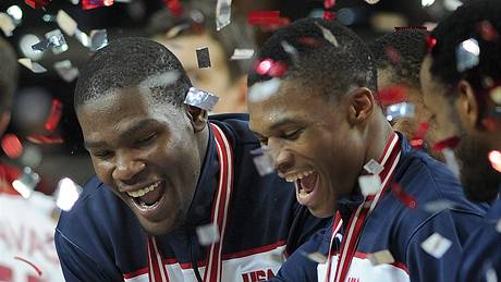 JE TO DOMA! Spoluhrái z Oklahoma City si pivezou z MS zlaté medaile. Kevin Durant (vlevo) zazáil jako stelec, Russell Westbrook pekvapil svou atletiností