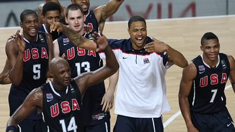 TÝM! Amerití basketbasté po triumfu na mistrovství svta