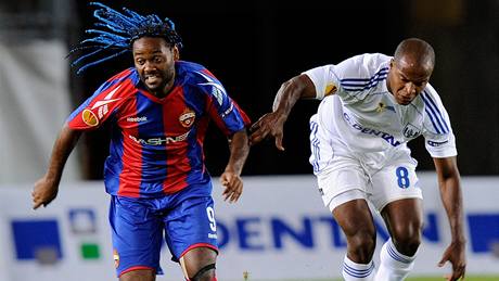 Vagner Love, útočník CSKA Moskva (vlevo), v souboji se Silviem Carlosem z Lausanne Vagner Love, útočník CSKA Moskva (vlevo), v souboji se Silviem Carlosem z Lausanne