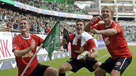 VYHRÁLI JSME! Fotbalisté Mohue (zleva) Andre Schürlle, Adam Szalai a Lewis Holtby se radují z výhry nad Werderem Brémy.
