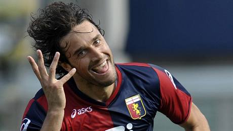 Luca Toni, útoník Janova, se raduje ze svého gólu