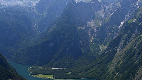 Pohled vyhlídky na vrcholu Jenner (1874 m. n. m.) na jezero Königssee, které...