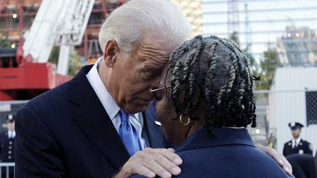 Viceprezident Joe Biden se setkal se enou, která pi útocích ztratila lena své rodiny