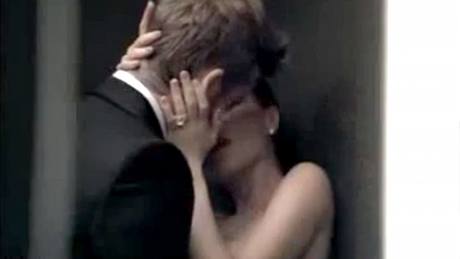 Beckhamovi se vániv líbají ve výtahu pi natáení reklamy na svj nový parfém
