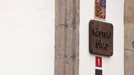 Pamětní deska, připomínající slavného rodáka a autora pražského orloje Mikuláše z Kadaně, visí na věži radnice. Pamětní deska, připomínající slavného rodáka a autora pražského orloje Mikuláše z Kadaně, visí na věži radnice.