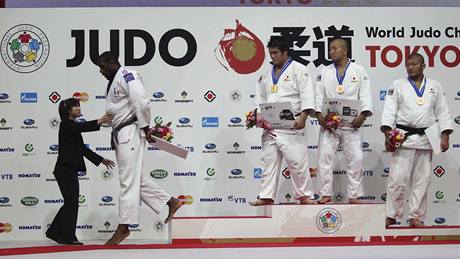 FOTIT SE NEBUDU. Teddy Riner hned po japonské hymn opustil pódium.