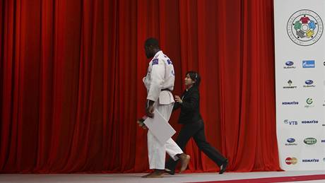 FOTIT SE NEBUDU. Teddy Riner hned po japonské hymn opustil pódium.