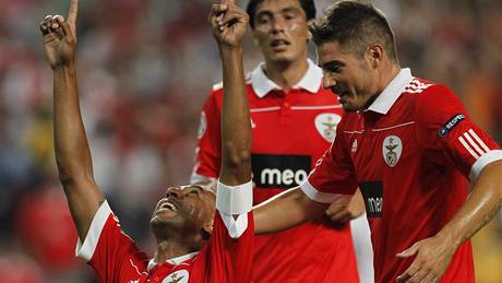 GÓLOVÁ RADOST. Hrái Benfiky Lisabon se radují z gólu. na zemi stelec Luisao.