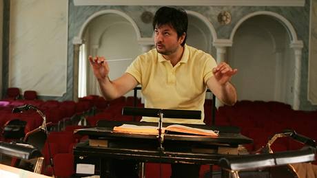 Nový šéfdirigent Karlovarského symfonického orchestru Jiří Štrunc při zkoušce. Nový šéfdirigent Karlovarského symfonického orchestru Jiří Štrunc při zkoušce.
