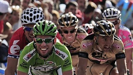 Mark Cavendish (v zeleném) smuje k vítzství ve 13. etap Vuelty