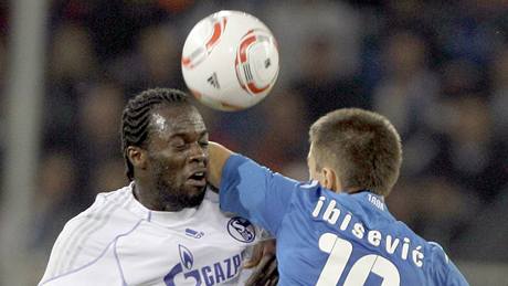 Hans Sarpei (vlevo) ze Schalke v souboji s Vedadem Ibiseviem z Hoffenheimu