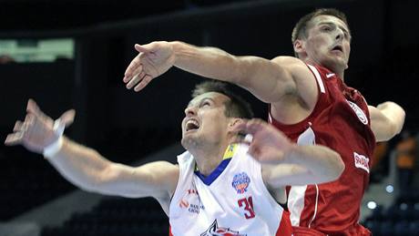 Jiří Černošek (vlevo) z Pardubic bojuje o míč v duelu s maďarským Szolnokem Jiří Černošek (vlevo) z Pardubic bojuje o míč v duelu s maďarským Szolnokem