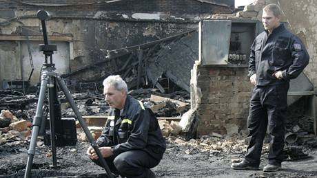 Policisté Jií Ledvina (vpravo) a Miroslav Bílek snímají v 3D kvalit poáit v prmyslovém areálu v Otrokovicích. Zjiují píinu rozsáhlého poáru.