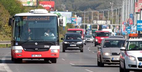 Linka125 pomohla petíeným úsekm linky metra C a trochu i tramvajové trati v Jené ulici. Na snímku jede po Jiní spojce.