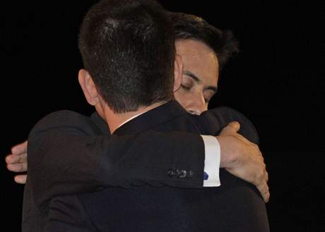 David Miliband (zády) gratuluje svému bratrovi Edovi ke zvolení pedsedou labourist.