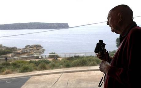 Don Ritchie obhlíí útesy ze svého domku v Sydney