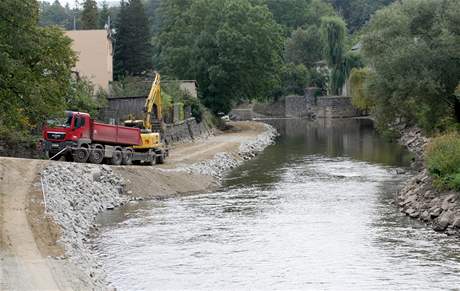 V Tebíi zaali s budováním nových protipovodových opatení. (29. záí 2010)