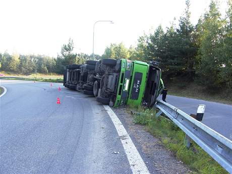 Pi sjezdu z dlninho pivade ve smru na Jihlavu se ve tvrtek odpoledne pevrtil kamion naloen pilinami. Ilustran foto