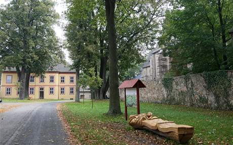 Obec Pohled na Havlíkobrodsku kupcm nabízí celé centrum obce. Na prodej je i zámek, sokolovna i cesty a chodníky.