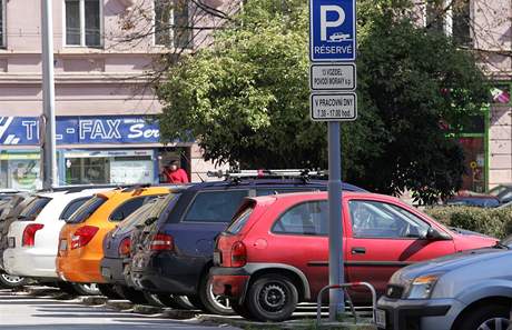 Povodí Moravy si zaplatilo estadvacet míst k parkování na ulici Devaská v Brn.