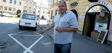 Milan Vlek ukazuje znaení ped pensionem v Pibyslavi. Na úad si jej u ped 20 lety vyídila bývala majitelka domu