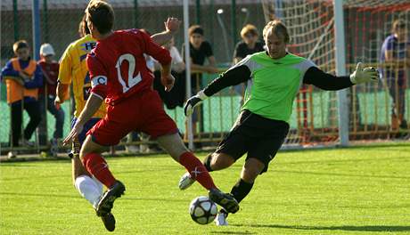 Divizní fotbalisté Tebíe (v erveném) sice ve verejím zápase favorizované Teplice potrápili, z postupu se vak po tsné výhe 1:2 nakonec radoval prvoligový sok.