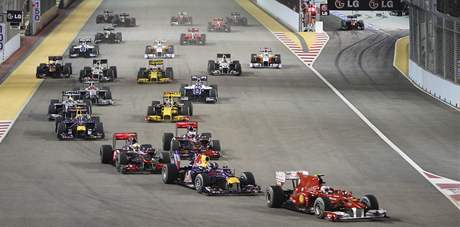 PO STARTU. Fernando Alonso vede startovn pole do prvn zatky ve ve Velk cen Singapuru