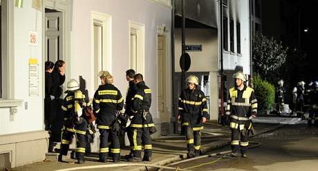 Hasii ped vchodem do domu, kde jednatyicetiletá Sabine R. zavradila manela, syna a poté byt zapálila (19. záí 2010)