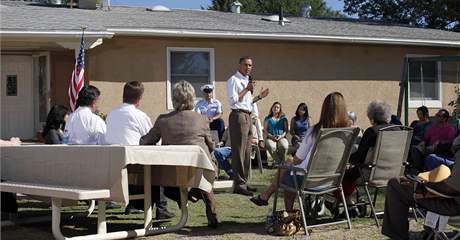 Barack Obama bhem diskuse v rodinami v Albuquerque, kter se odehrla na slunci (28. z 2010)