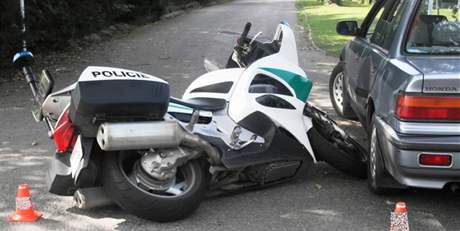 Policista na motocyklu u nestail zastavit a narazil do auta, jeho idi mu nedal pednost.