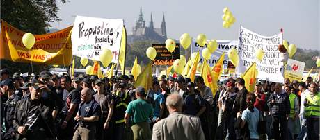 Na demonstraci v Praze pilákali odborái 40 tisíc lidí. Te pitvrdili a mluví o moné generální stávce. Podle vlády zbyten, vci, které jim vadí, navrhnout prý nechce.
