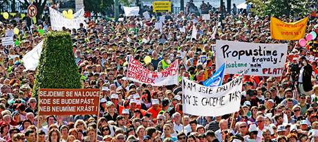 Na demonstraci odborá v Praze 21. záí vyrazily i desítky policist z Olomouce. ást z nich mimo jiné proto, e jejich éfové v dob sniování plat dostali vysoké odmny.