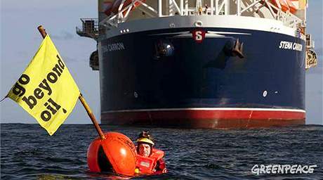 len organizace Greenpeace brání plavb taské lodi Stena Carron.