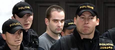 Policejní eskorta piváí takzvaného lesního vraha Viktora Kalivodu k soudu. (21. íjna 2005)