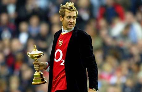 Golfista Ian Poulter pedvd Ryder Cup po jeho zisku v roce 2004 publiku fotbalovho utkn Arsenal - Aston Villa na stadionu Highbury.