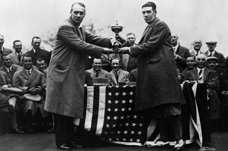 Samuel Ryder (vlevo) a kapitn vtznho britskho tmu pro Ryder Cup 1929 George Duncan. 
