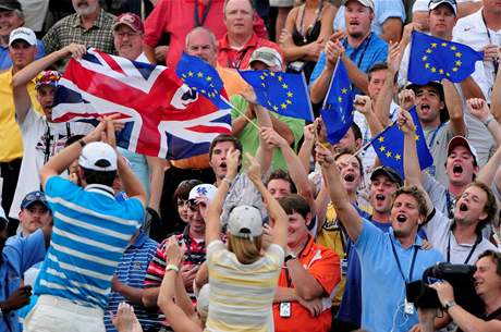 Justin Rose dkuje fanoukm svho tmu - britsk vlajka a zstavy Evropsk unie symbolizuj vvoj Ryder Cupu.