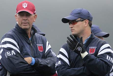 Druh trninkov den na Ryder Cup 2010 - Amerian Zach Johnson (vpravo) v rozhovoru s kapitnem Coreyem Pavinem.