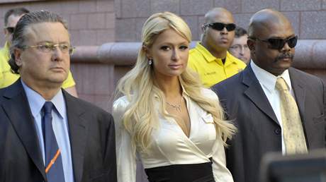 Paris Hiltonov odchz od soudu, kde se piznala k dren drog