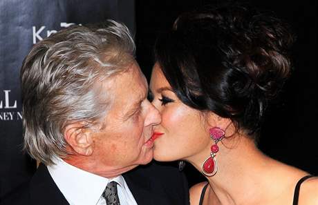 Michael Douglas a jeho manelka Catherine Zeta-Jonesov na premie filmu Wall Street: Penze nikdy nesp